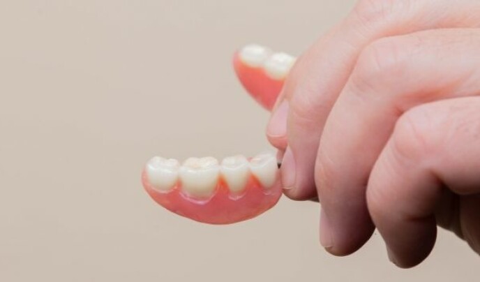 Vollprothese oder Implantate? Alles über dritte Zähne