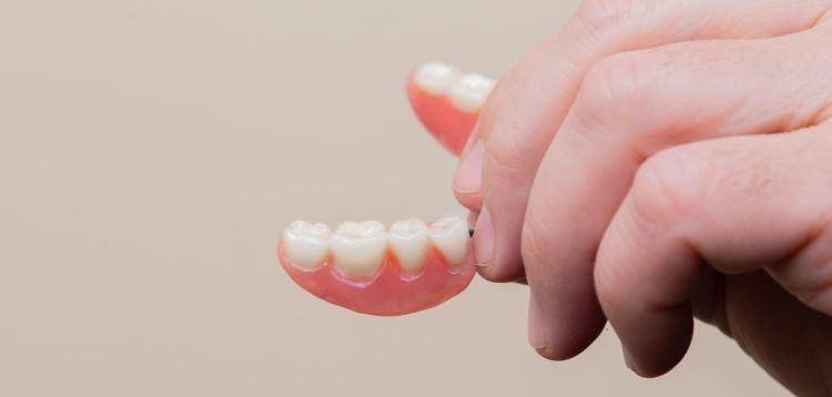 Vollprothese oder Implantate? Alles über dritte Zähne | Zahnarztpraxis Dr. Pink | Dr. Wolferstätter | Kollegen