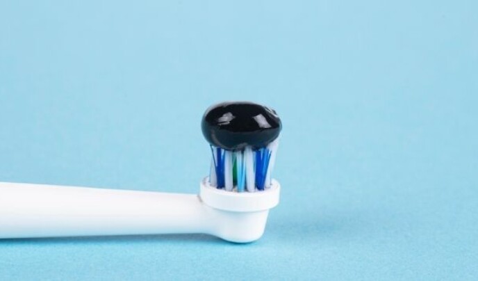 Aktivkohle-Zahnpasta: Was Sie wirklich kann