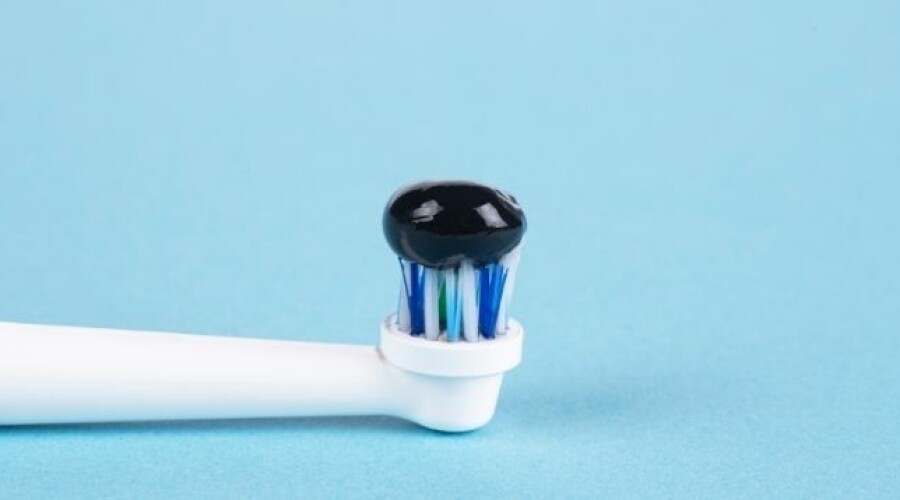 Aktivkohle-Zahnpasta: Was Sie wirklich kann