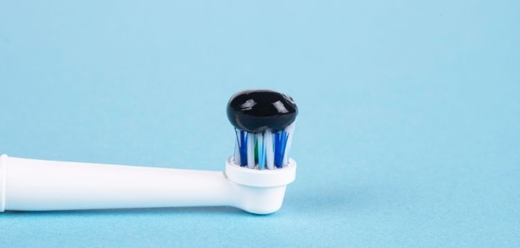 Aktivkohle-Zahnpasta: Was Sie wirklich kann | Praxis Dr. Jürgen Pink | Kollegen